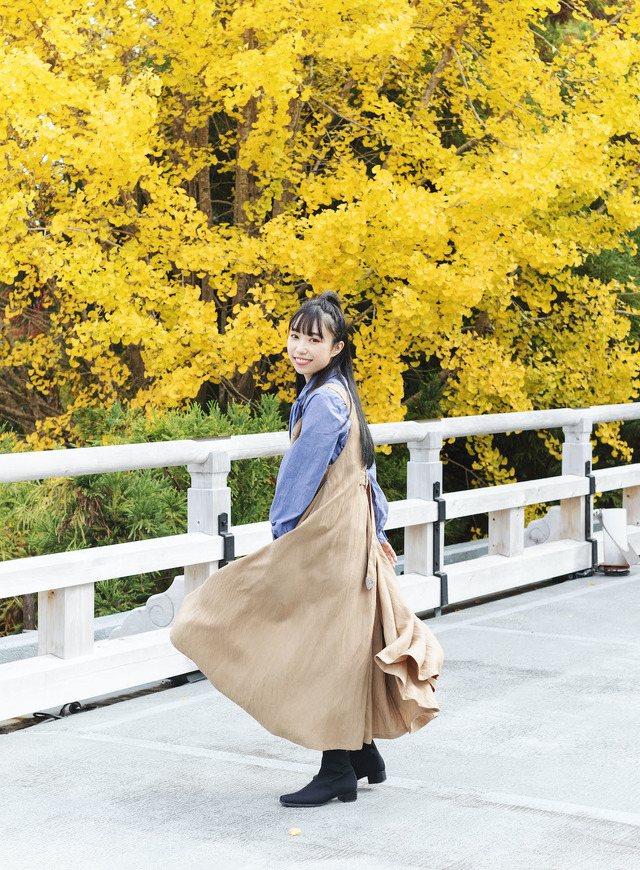 「小林愛香 CALENDAR ＆ PHOTOBOOK 2021.4-2022.3」掲載カット 3,500円（税抜）