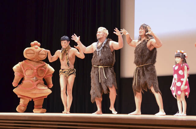 「映画ドラえもん」舞台挨拶、小島よしおら“ウンタカ!ドラドラ団”がウンタカダンスを披露