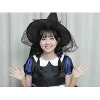 キッズサイズの魔女コスプレ！？小杉怜子、初のオンライン特典会を開催